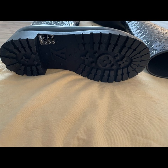 LOUIS VUITTON MONOGRAM RUBBER RAIN BOOTS - Picture 4 of 7